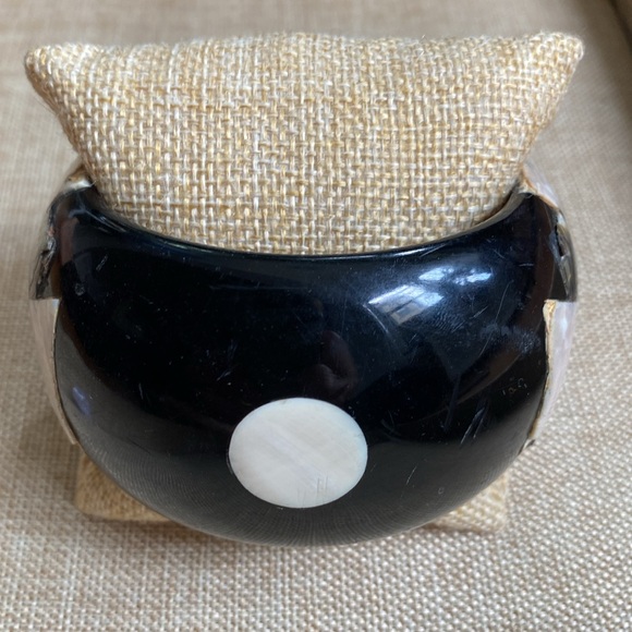 PONO Joan Goodman Italian Resin Bracelet W/ Mother Of Pearl Maltese Cross Inlay - Picture 4 of 8